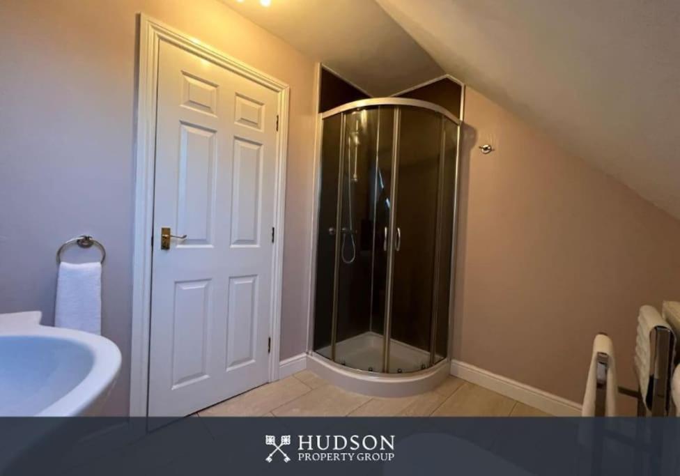 Villa Telford Townhouse With Parking And Garden Exterior foto